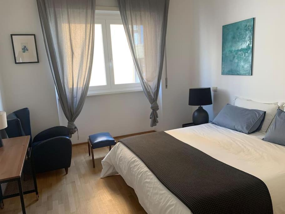 Appartamento Casa Sirte Con Terrazzino. Roma